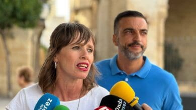 Laura Álvarez, candidata número 4 del PSOE por Cádiz para las elecciones andaluzas de 2026, atendiendo a los medios de comunicación en Jerez.