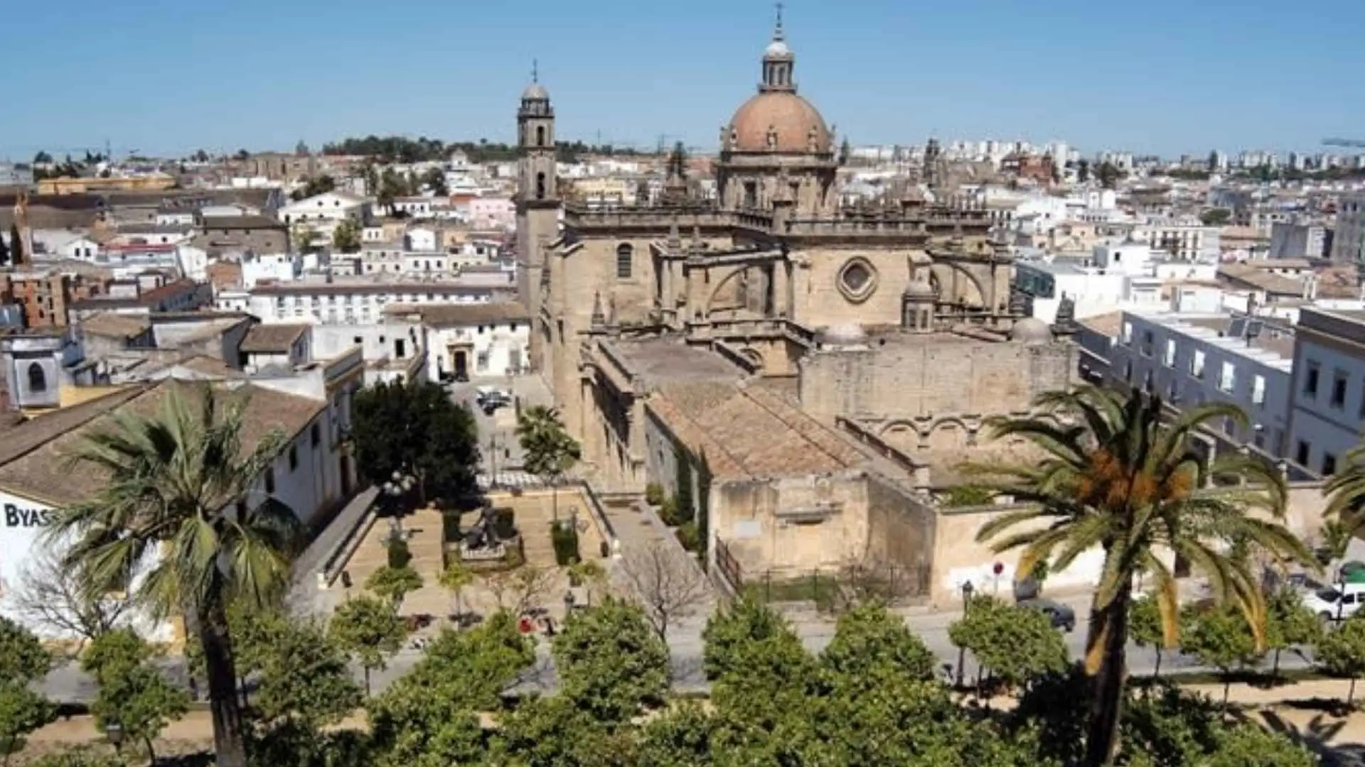 Vista aérea panorámica de Jerez de la Frontera destacando la Catedral y el casco histórico para noticias sobre vivienda.