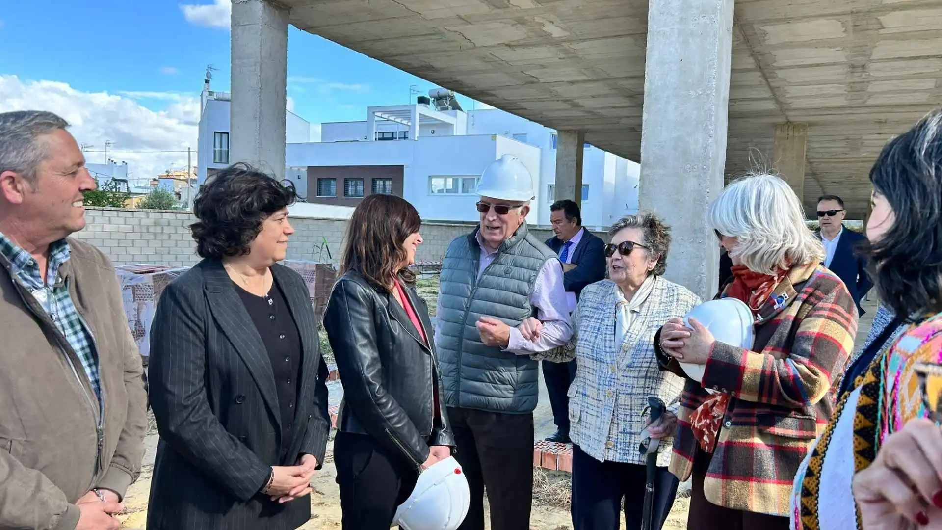 La alcaldesa Carmen Álvarez junto a la consejera Rocío Díaz y miembros de la Fundación Aras durante la visita a las obras de la residencia.