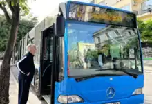 Autobús de la línea 5 con destino Guadalcacín parado en una parada de Jerez de la Frontera.