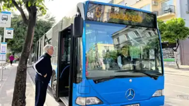 Autobús de la línea 5 con destino Guadalcacín parado en una parada de Jerez de la Frontera.
