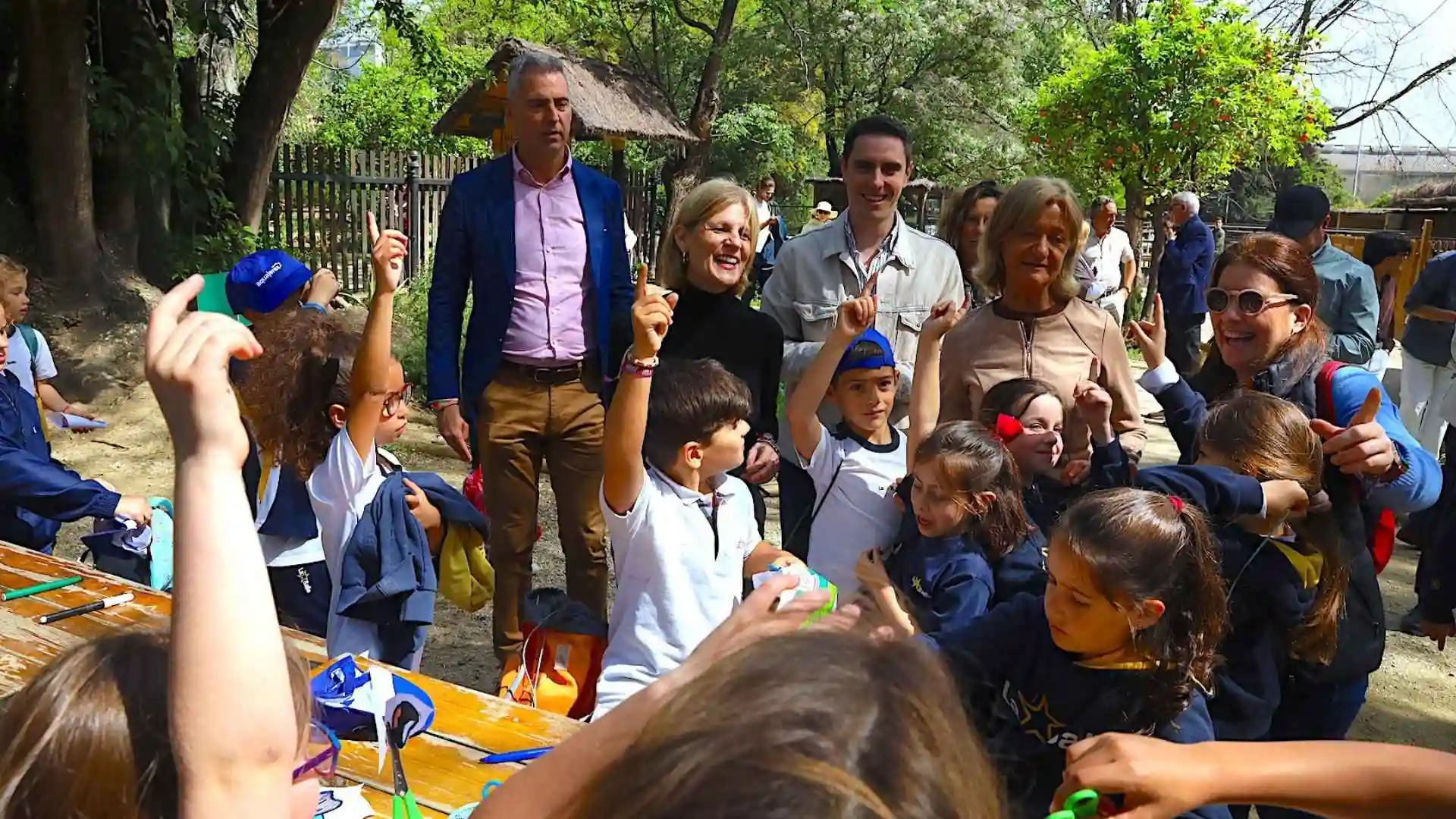 La alcaldesa María José García-Pelayo con escolares en el Zoobotánico de Jerez por el Día Mundial del Agua.