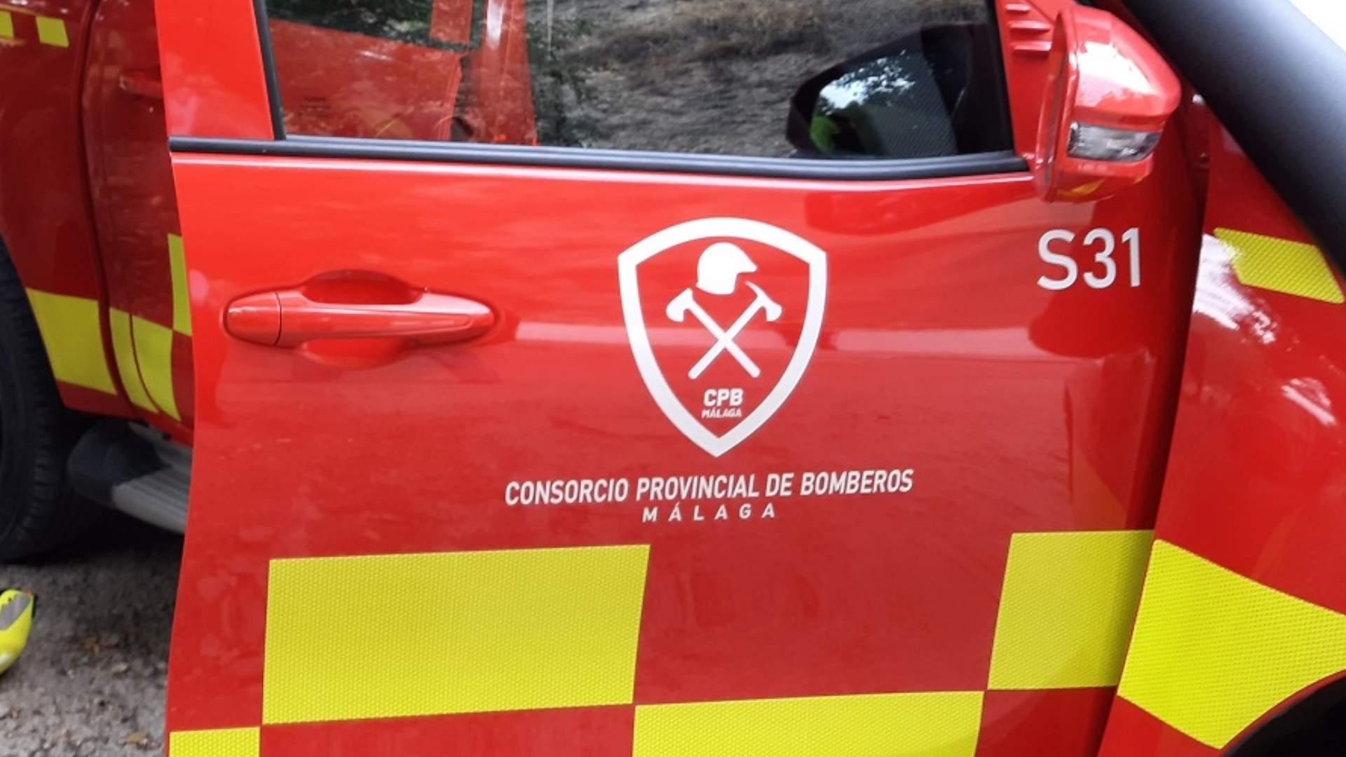 Vehículo del Consorcio Provincial de Bomberos de Málaga interviniendo en un accidente A-7 Nerja hoy.