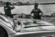 Agentes de la Guardia Civil investigando tras el fallecimiento en Barbate de un hombre en una zona costera.