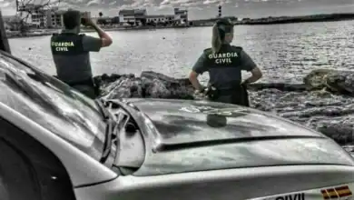 Agentes de la Guardia Civil investigando tras el fallecimiento en Barbate de un hombre en una zona costera.