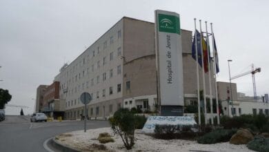 Fachada principal del Hospital de Jerez con el tótem de la Junta de Andalucía en primer plano.