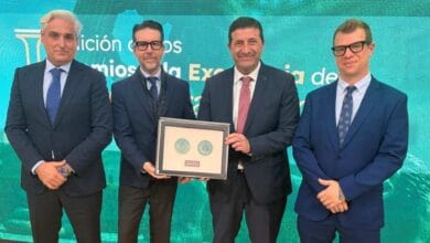 José Ignacio Martínez y José María Martín Mateos posan con el galardón de los Premios a la Excelencia de la Administración Local en Andalucía para el Clúster Nexur.