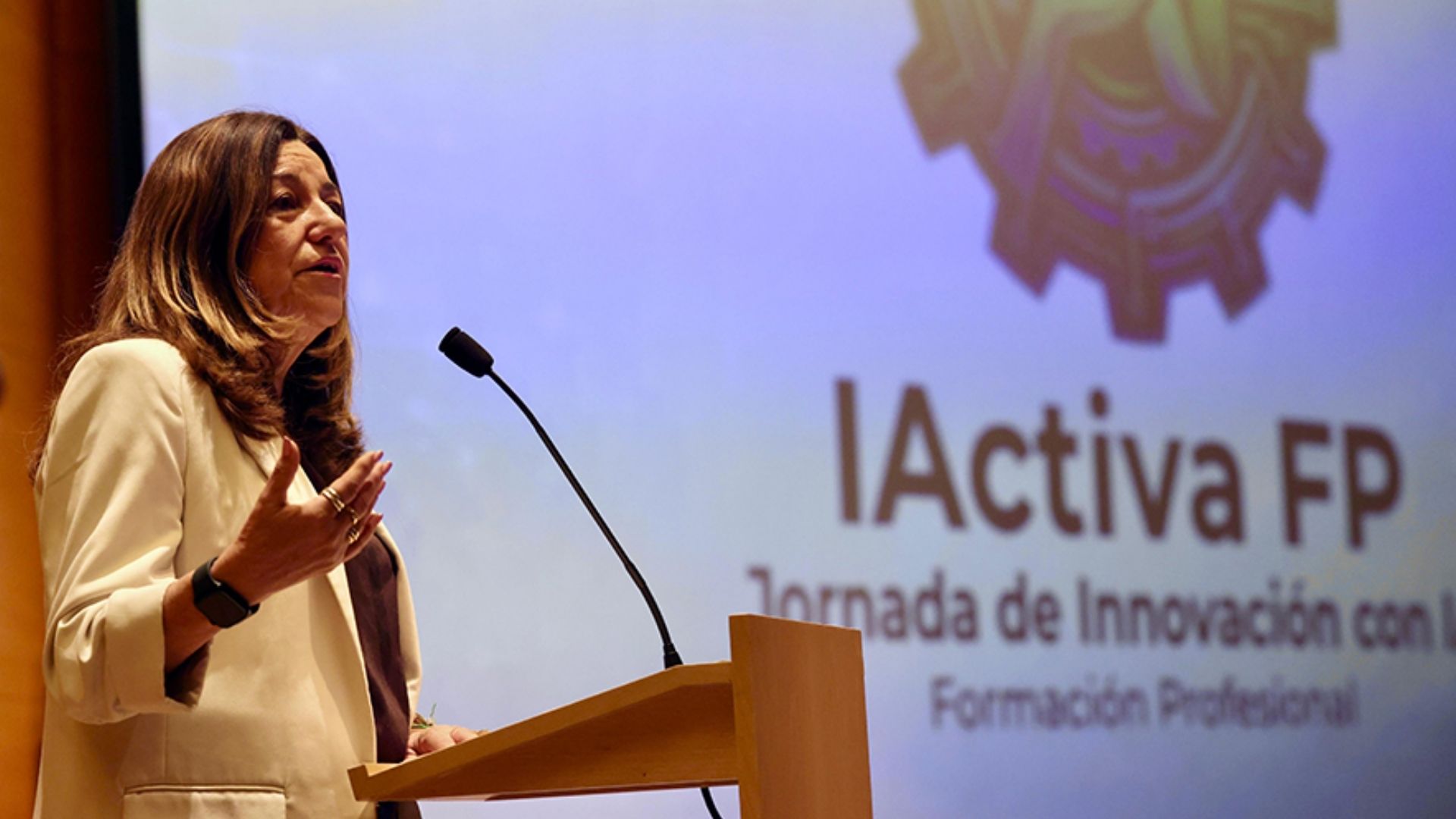 Ponente en el atril durante la jornada IActiva FP sobre innovación con Inteligencia Artificial en Formación Profesional.