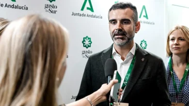 El consejero Ramón Fernández-Pacheco atiende a los medios en el stand de Andalucía del Salón Gourmets ante el logotipo de Gusto del Sur.