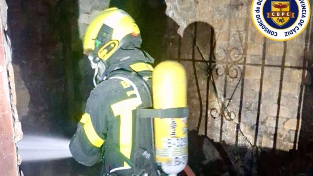 Bombero con equipo de respiración interviniendo en un incendio en Jerez.