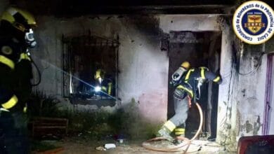 Bomberos de Jerez extinguiendo fuego en vivienda de calle Juan de Torres.