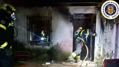Bomberos de Jerez extinguiendo fuego en vivienda de calle Juan de Torres.