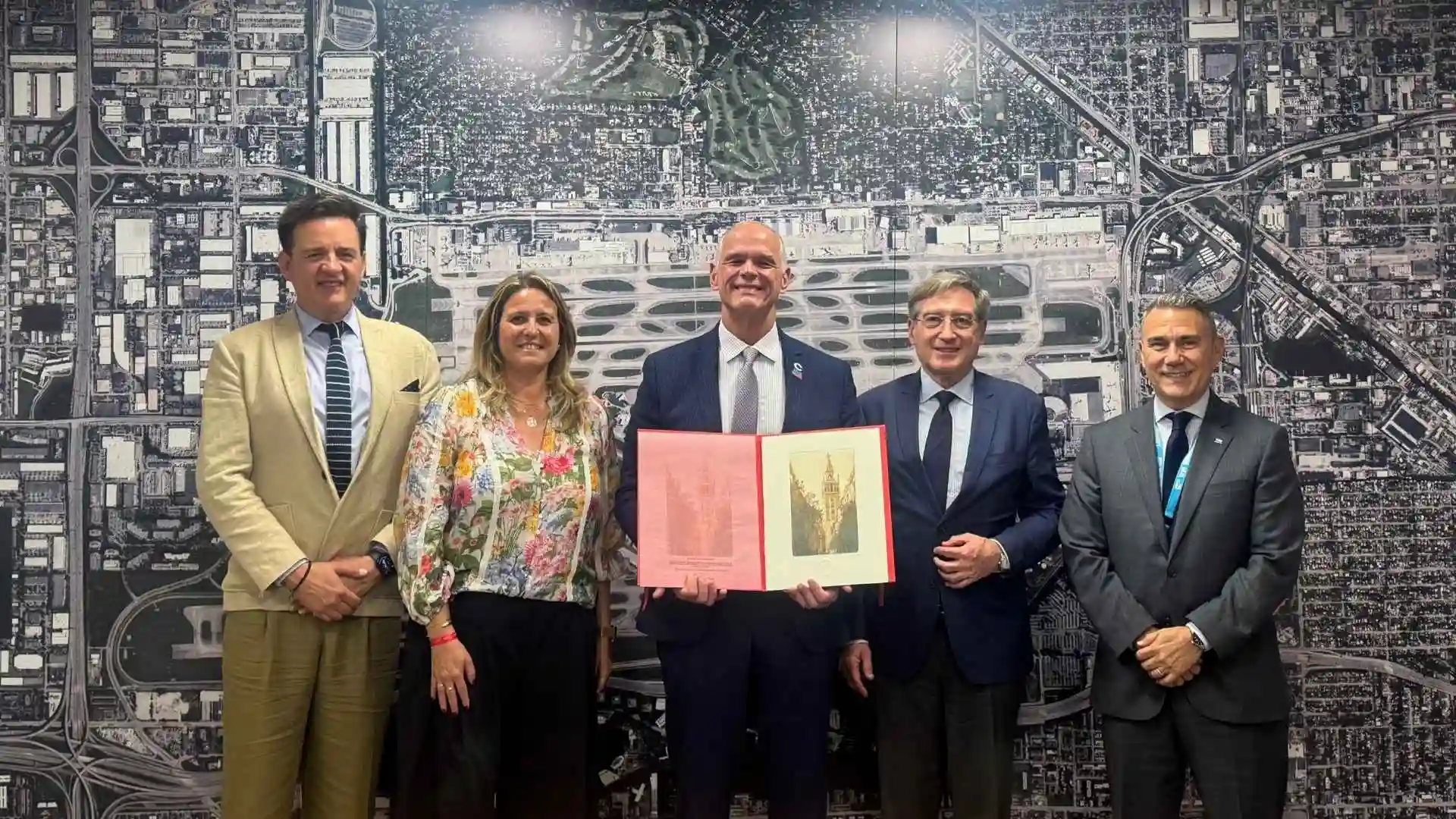 Angie Moreno y la delegación de Sevilla en una reunión estratégica en el Aeropuerto Internacional de Miami para la conexión aérea directa con EE. UU.