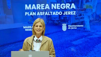 La alcaldesa María José García-Pelayo presenta el plan marea negra en Jerez para el asfaltado de calles.