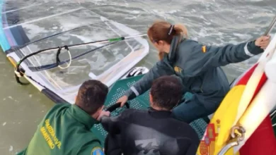 Rescate de un windsurfista en el Río Guadalquivir por efectivos del Servicio Marítimo de la Guardia Civil en Chipiona.