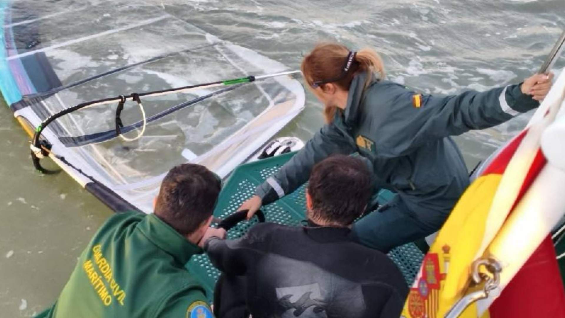 Rescate de un windsurfista en el Río Guadalquivir por efectivos del Servicio Marítimo de la Guardia Civil en Chipiona.