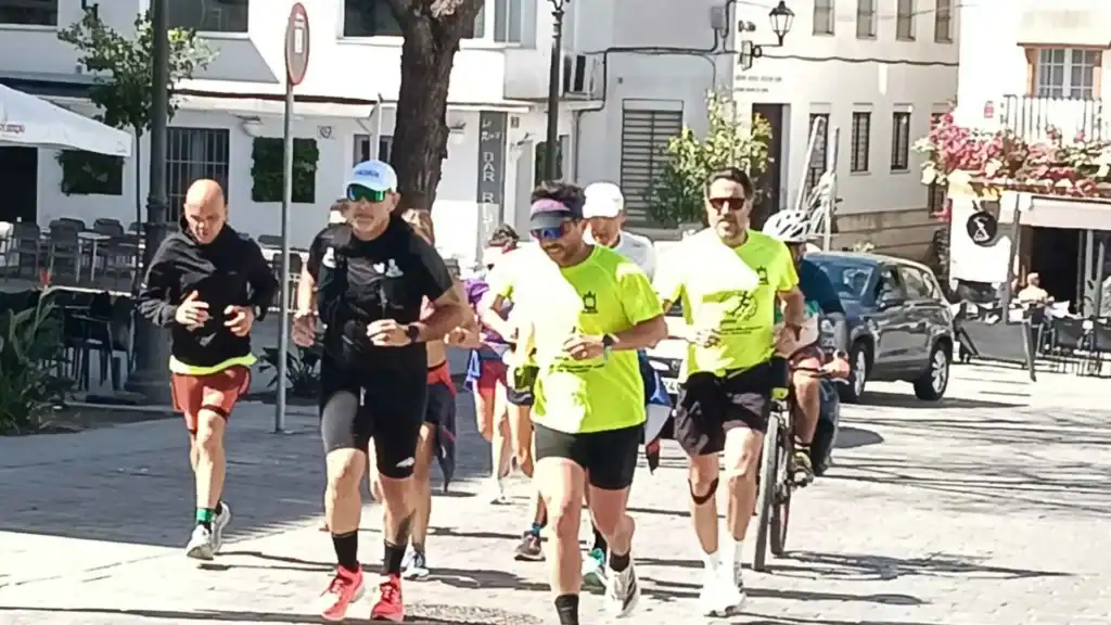 Rubén Puerto y corredores solidarios durante la segunda etapa de la carrera por ADACCA en Jerez.