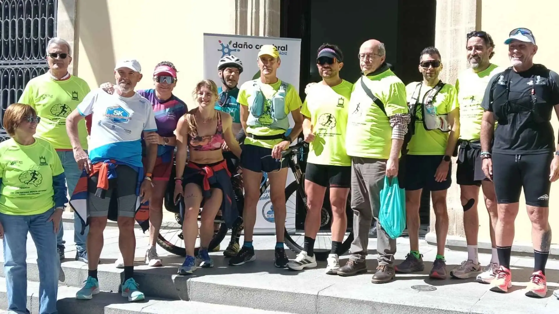 Grupo de corredores solidarios junto a Rubén Puerto y Tomás Sampalo en el Ayuntamiento de Jerez por ADACCA.