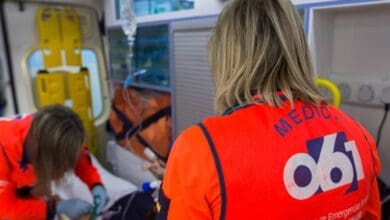 Personal sanitario del 061 atendiendo una emergencia en el interior de una ambulancia.