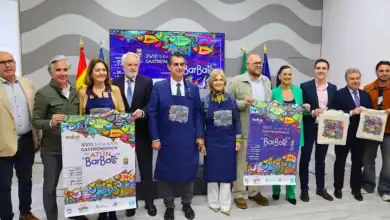 Alcaldesa de Jerez y Alcalde de Barbate presentando el cartel de la XVIII Semana Gastronómica del Atún 2026.
