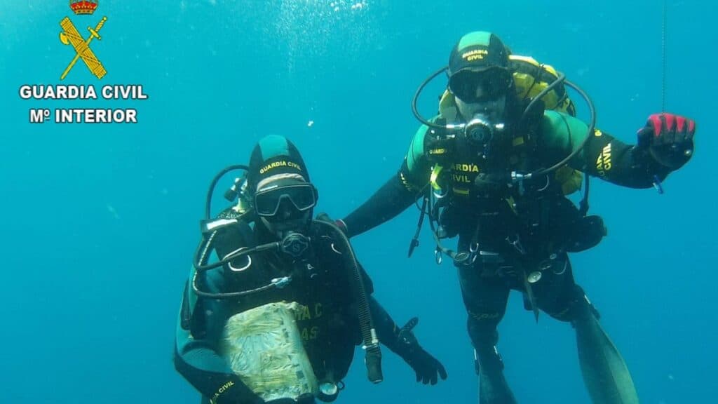 Agentes del GEAS de la Guardia Civil realizando prácticas de Policía Judicial subacuática bajo el agua.