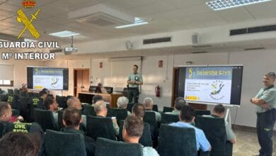 Agentes de la Guardia Civil en el aula de formación sobre funciones de Policía Judicial en el entorno subacuático.