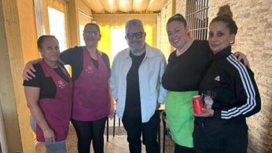 Alberto Chicote posa con el personal del Bar Ubrique Ildefonso en Jerez de la Frontera durante su visita