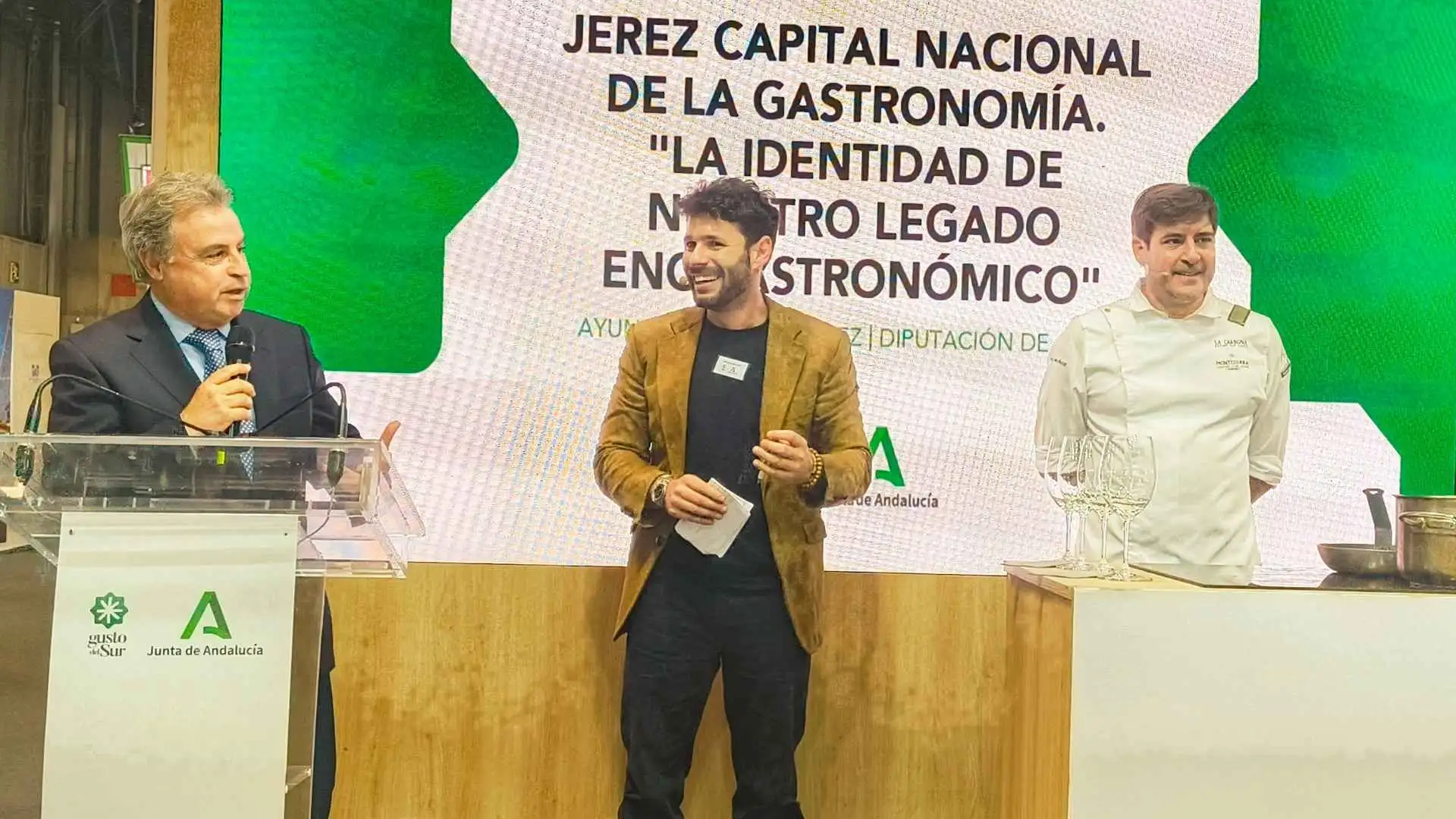Antonio Real y el chef Javier Muñoz de La Carboná en la presentación de Jerez en el Salón Gourmets 2026.