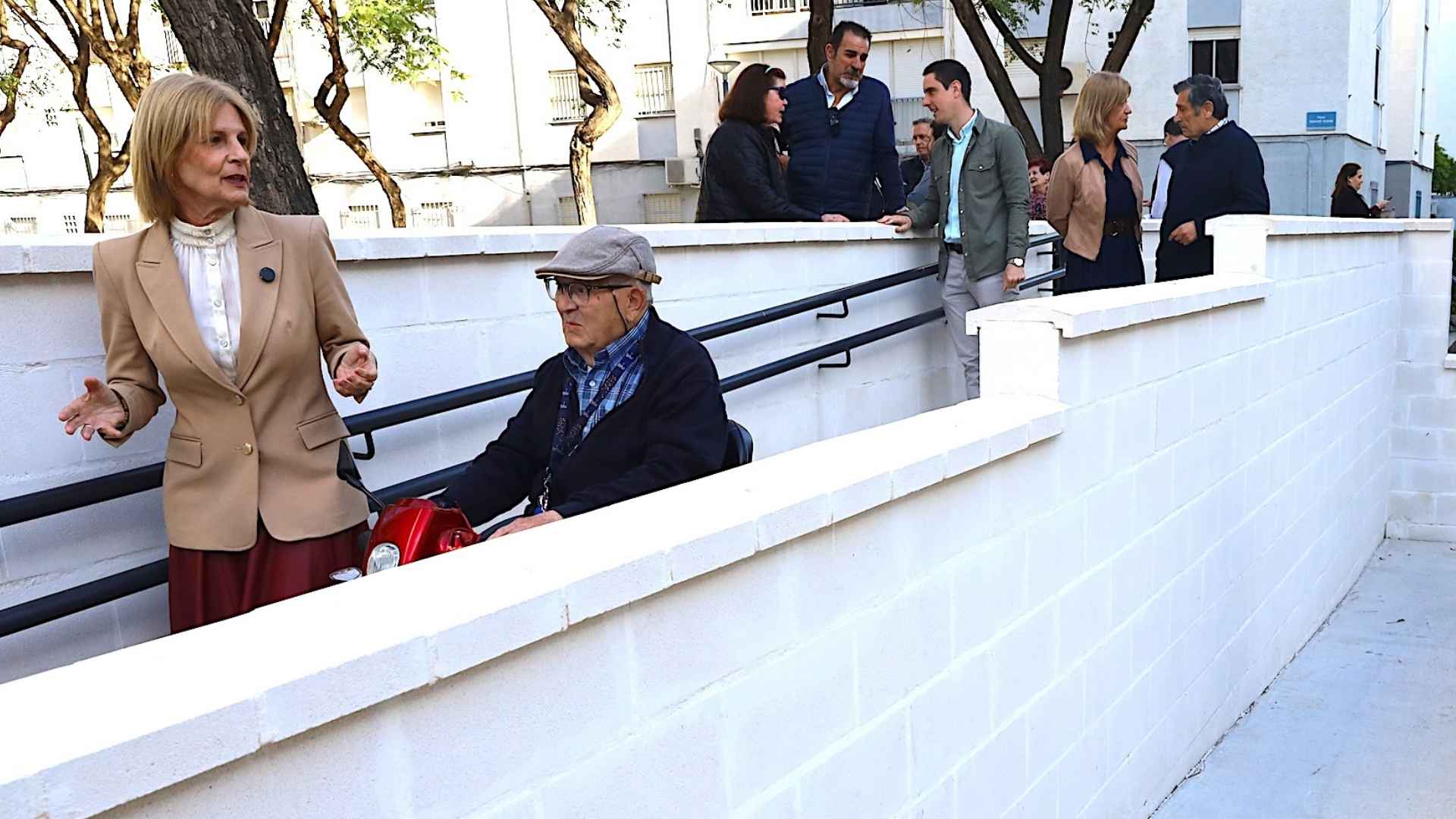 La alcaldesa supervisa las nuevas obras de accesibilidad en Vallesequillo frente a la rampa de la plaza Ignacio Durán.