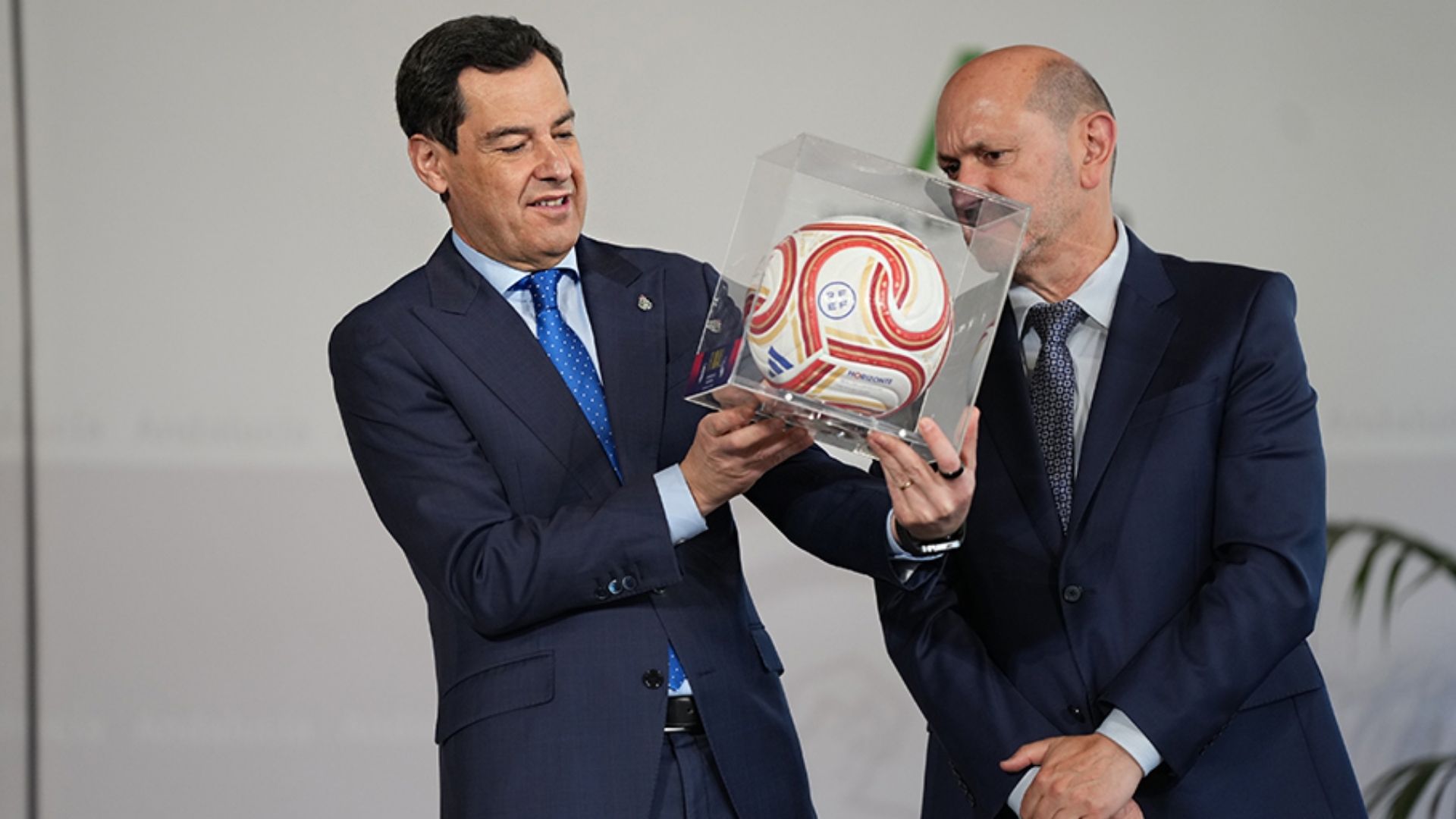 Juanma Moreno posa con un balón de fútbol oficial en la presentación de la Copa del Rey en Andalucía, promoviendo el juego limpio.