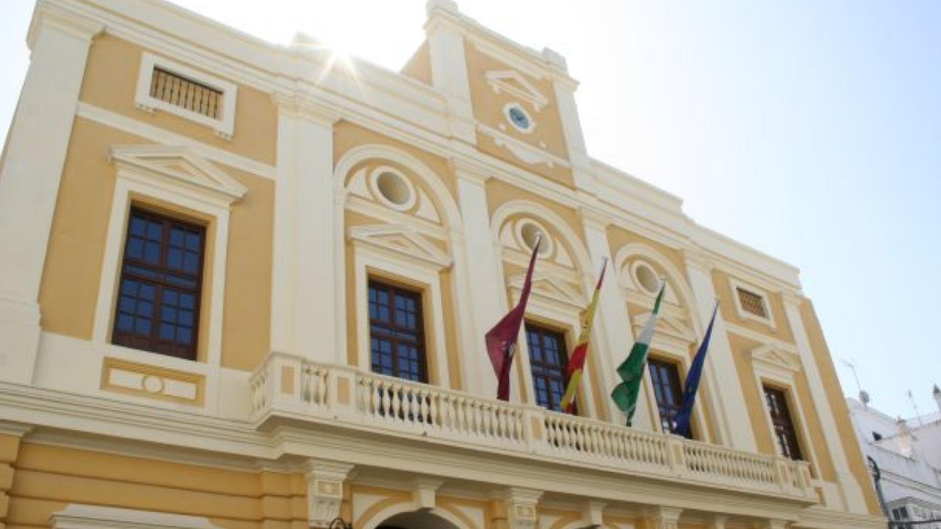 Fachada del Ayuntamiento de Chiclana de la Frontera, lugar donde la Guardia Civil investiga una estafa del amor Chiclana.