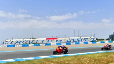 Motocicletas en pista frente a la grada principal del Circuito de Jerez durante el Gran Premio de Jerez.