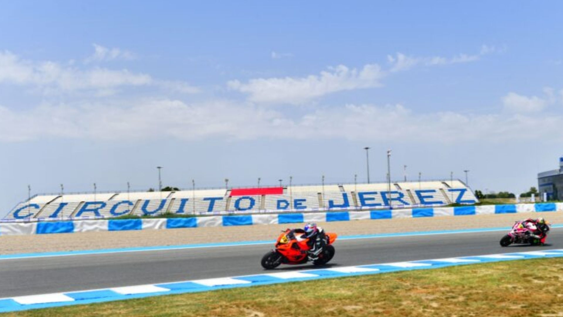 Motocicletas en pista frente a la grada principal del Circuito de Jerez durante el Gran Premio de Jerez.