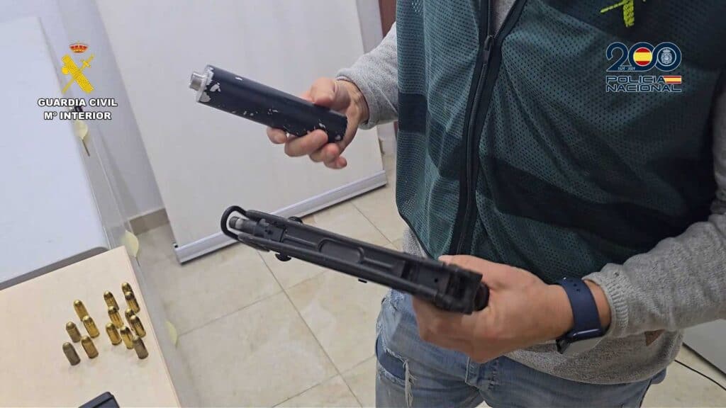 Armas de fuego y silenciadores incautados a la red criminal de Sevilla en Jerez.