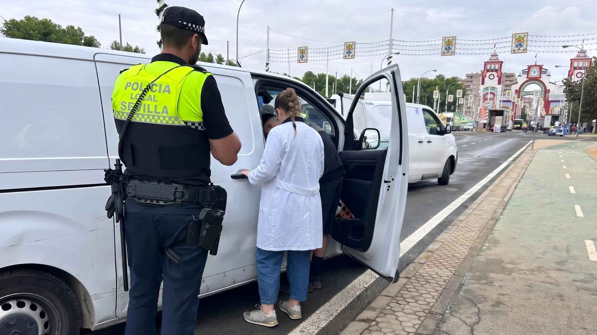 Policía Local de Sevilla e inspección veterinaria controlando la entrada de alimentos en la Feria de Abril.