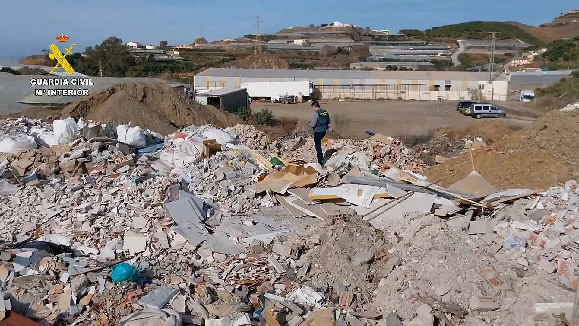 Residuos de construcción abandonados ilegalmente en Málaga objeto de investigación por la Guardia Civil.