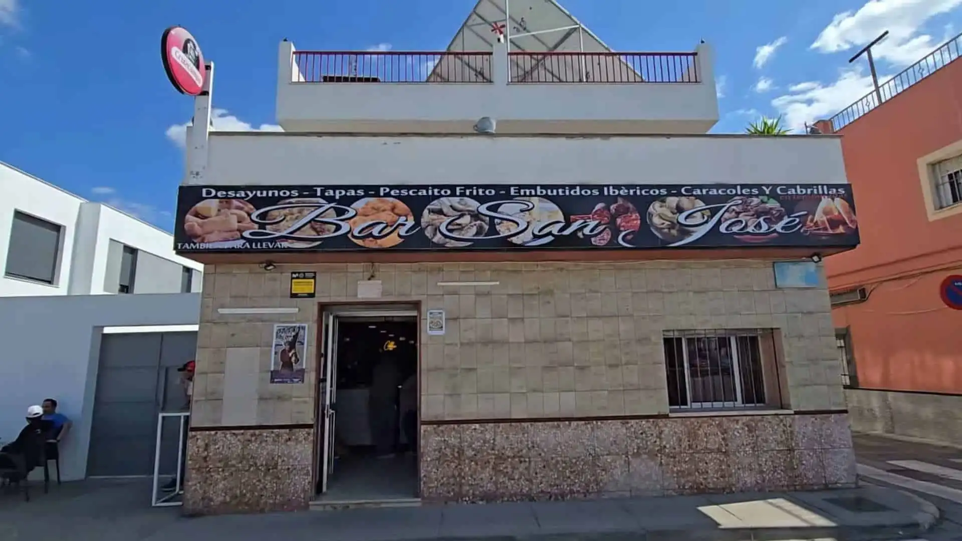 Fachada del Bar San José en Jerez de la Frontera, famoso por sus caracoles lavados con ozono.