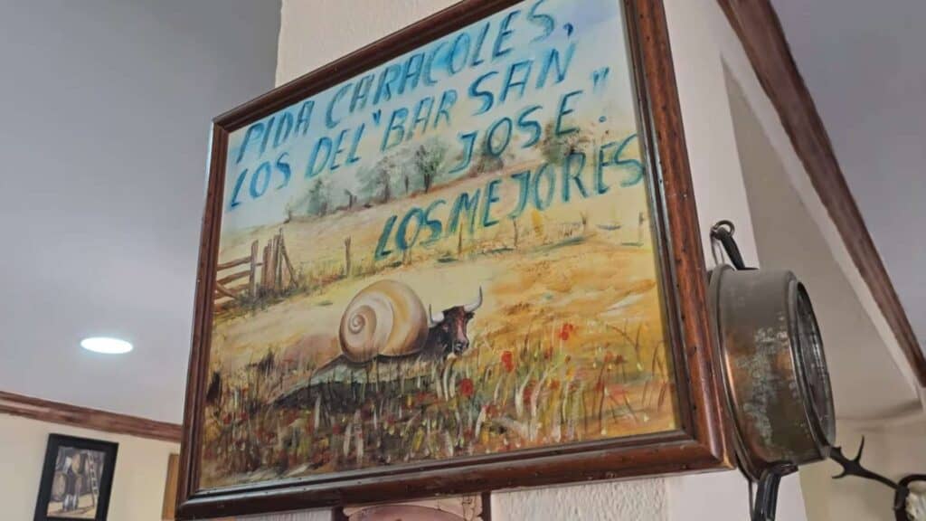 Cuadro artesanal en el Bar San José de Jerez con el lema Pida caracoles, los mejores.