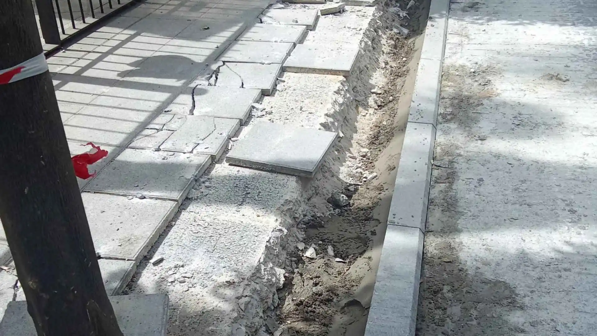 Detalle de las obras de nivelación y accesibilidad calle Rosario Jerez para eliminar barreras arquitectónicas.