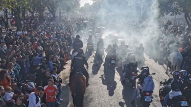 Gran Caravana Motera del Gran Premio de España de Motociclismo recorriendo las calles de Jerez con miles de aficionados y escolta de la Policía Local a caballo.