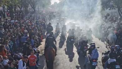 Gran Caravana Motera del Gran Premio de España de Motociclismo recorriendo las calles de Jerez con miles de aficionados y escolta de la Policía Local a caballo.