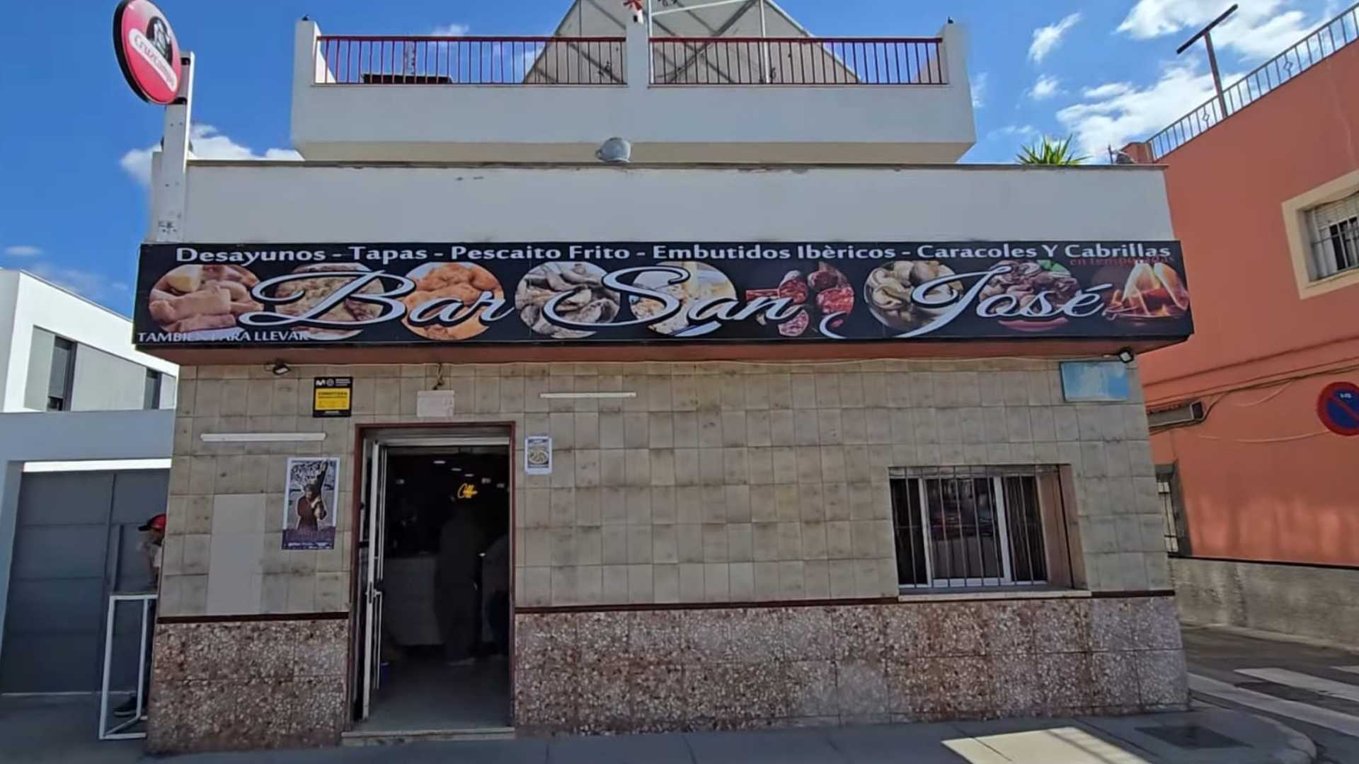 Fachada del Bar San José en Jerez de la Frontera, famoso por sus caracoles lavados con ozono.