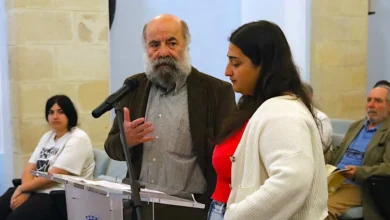 Juan Jiménez y María Rodríguez durante la lectura del manifiesto del voluntariado en el pleno del Ayuntamiento de Jerez.