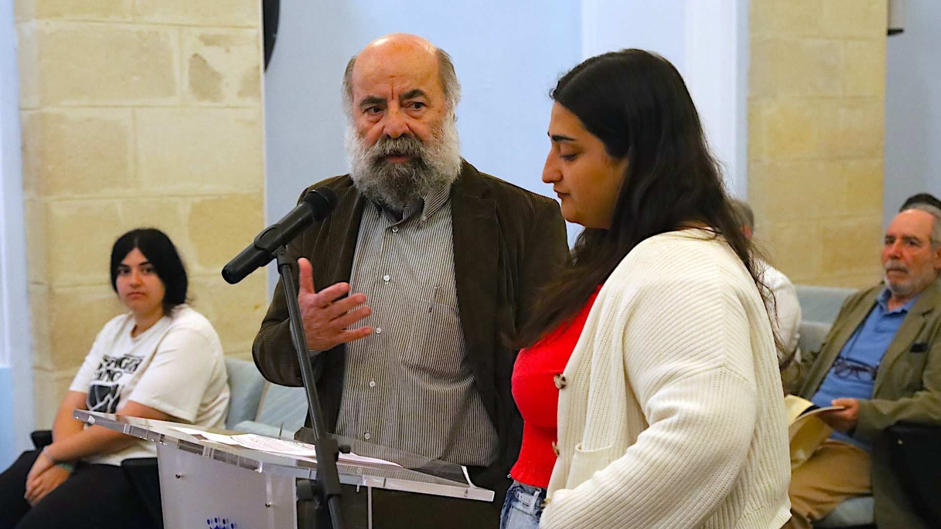 Juan Jiménez y María Rodríguez durante la lectura del manifiesto del voluntariado en el pleno del Ayuntamiento de Jerez.