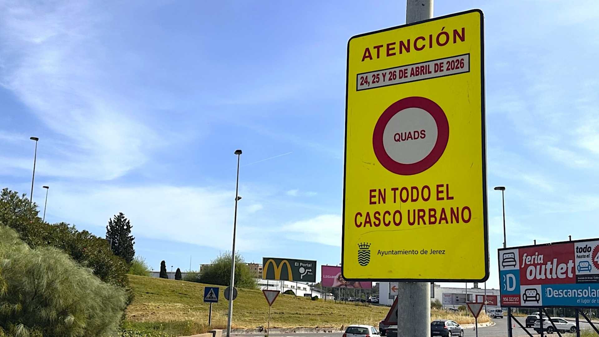Señal informativa del Ayuntamiento de Jerez prohibiendo la circulación de quads en todo el casco urbano durante el GP de España 2026.
