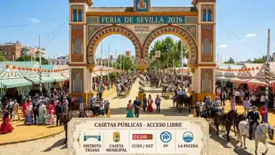 Portada de la Feria de Sevilla 2026 con un listado inferior de casetas públicas de acceso libre como Distrito Triana, Caseta Municipal, CCOO/UGT, PP y La Pecera.