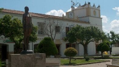 Plaza principal de El Torno en la zona rural de Jerez, afectada por el apagón tras el robo de fibra óptica.
