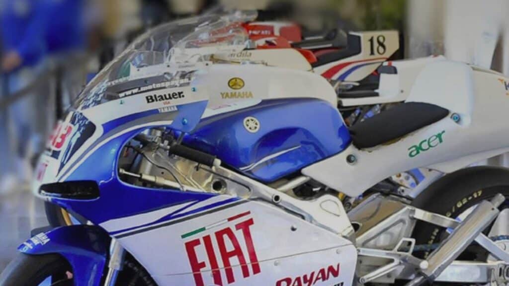 Motocicleta de competición clásica expuesta en los Claustros de Santo Domingo para la Exposición de Motos Clásicas Jerez 2026.