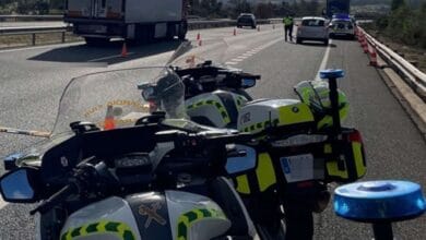Accidente de moto en carretera con presencia de la Guardia Civil de Tráfico rumbo al Gran Premio de Jerez 2026.