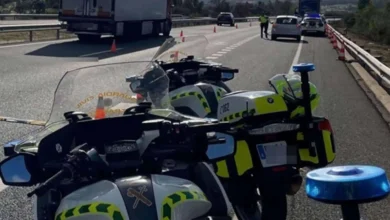 Accidente de moto en carretera con presencia de la Guardia Civil de Tráfico rumbo al Gran Premio de Jerez 2026.